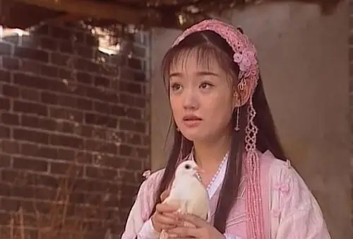 《机灵小不懂》中薛佳凝扮演李凤姐,这部剧里的凤姐是个可怜人,哥哥