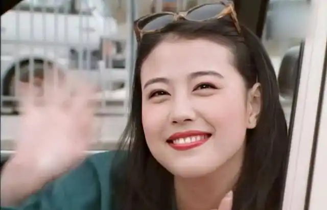 港星周海媚满眼皱纹,但笑容战胜年龄,还是我们心中的"周芷若"