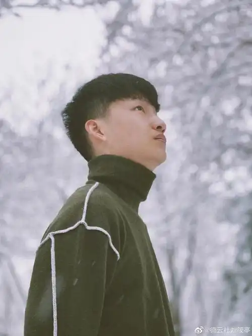 二哥冷,你就多穿点吧,可别感冒了#二哥刘筱亭  #宝藏男孩