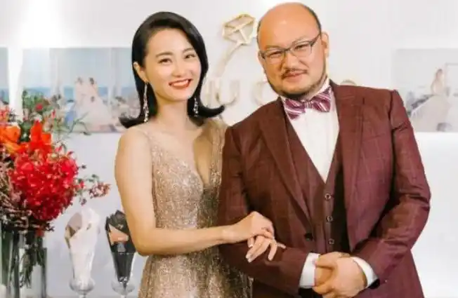 虽说如此好的感情应该被大家祝福,但是刘亮佐在年龄上面和她相差还是