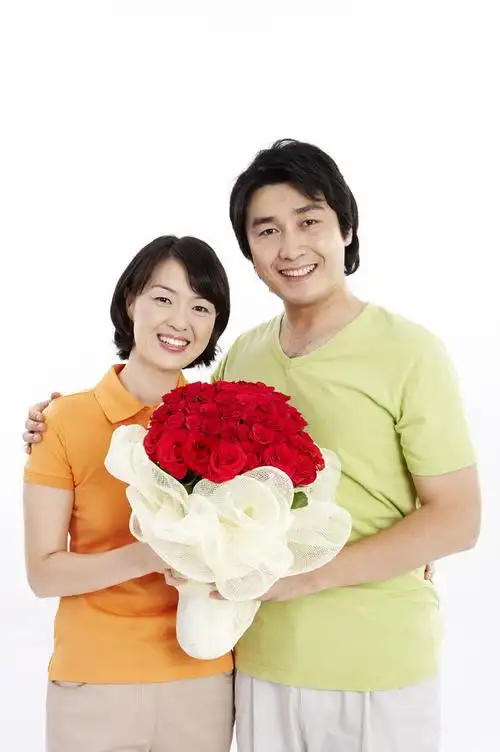 捧着玫瑰花恩爱夫妻高清图片