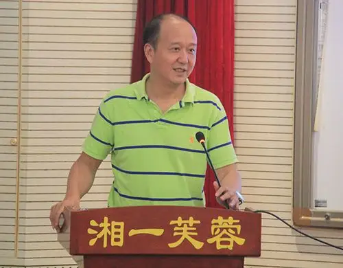 长沙市中学化学教研员李辉老师评课学员认真记录参观学校教育教学展板