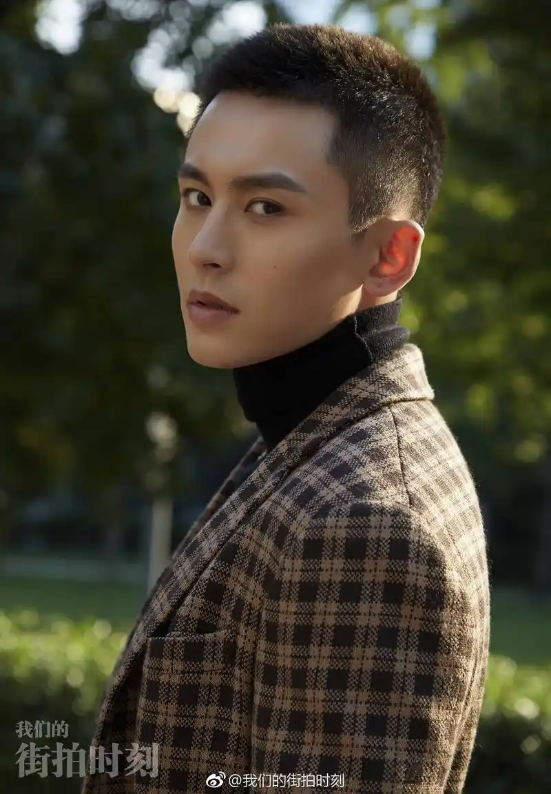 张哲瀚最新时尚街拍,英伦风的瀚瀚魅力无边,惊艳众人