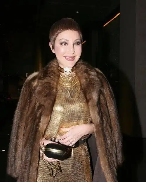 香港名媛薛芷伦豪宅开派对56岁驾驭少女粉旗袍名媛气质犹在