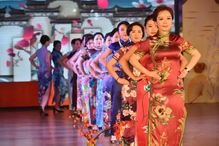 【旗袍秀魅力 巾帼展芳华】武汉市第一医院旗袍秀情暖三八妇女节