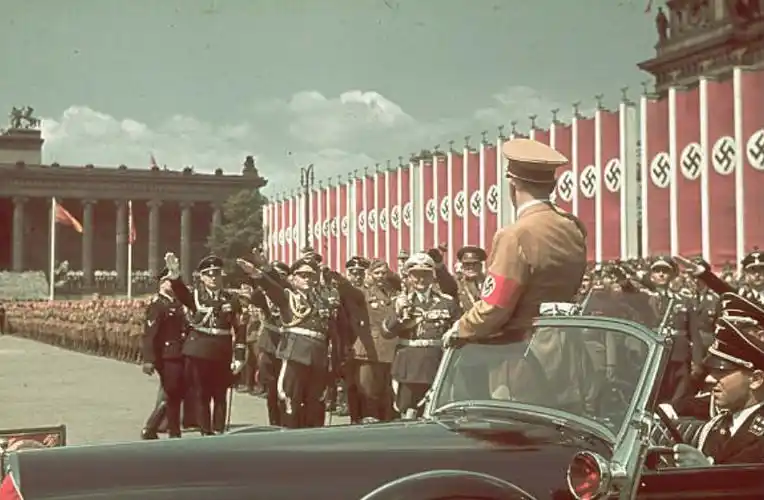上帝让其灭亡必先让其疯狂,看看二战前夕德国阅兵典礼中的惊人彩照