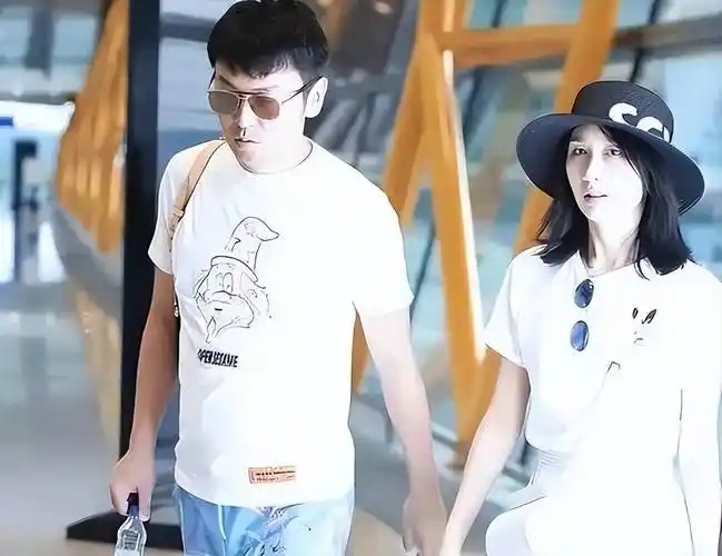 雷佳音携老婆参加校友会,孙艺洲夫妇也在,两位明星太太气质开挂