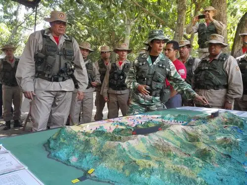 训练之前要进行一些沙盘推演,"玻利瓦尔民兵"主要是配合正规部队