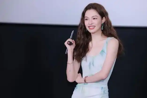 腰部受伤还坚持参加比赛,钟楚曦比看起来努力|舒淇|娱乐圈|冯小刚