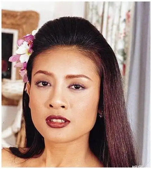 男人爱慕地凝视,英国绅士也愿下跪献花