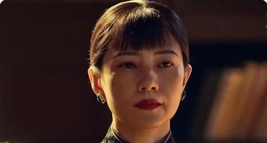 好友晒高圆圆零修图高清照,皮肤细嫩状态好,但头顶全是白发