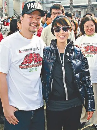 王喜出席步行活动 为公益辞演出损失10多万(图)