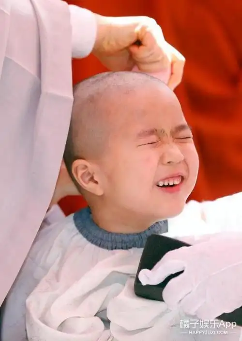 被剃光头的小和尚虽然被逼的但是好可爱啊