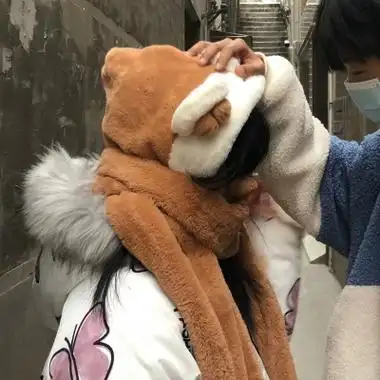 高清摸头情侣头像一对两张真人图片