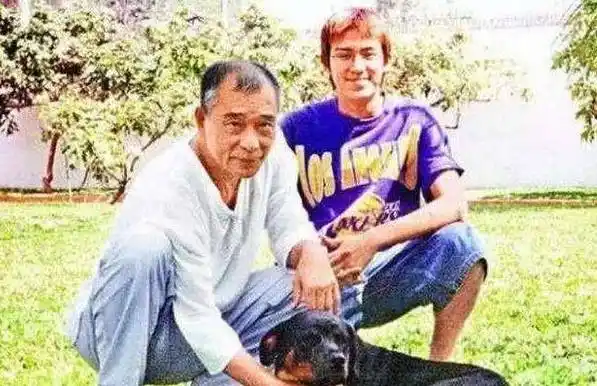 陈启礼长着花白的头发,时刻面带微笑,完全就是一个慈祥的老人_陈怡帆