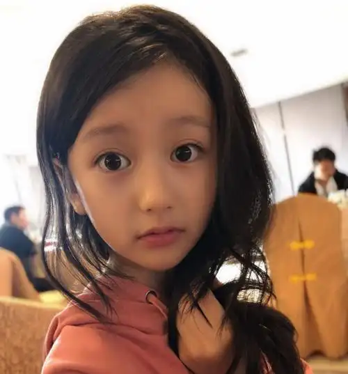10岁不到的小童星因工作邀约太多总是化妆卸妆后素颜很憔悴