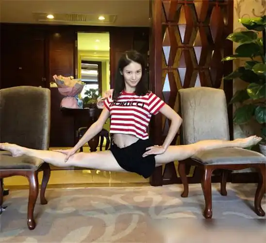 "乘风破浪的姐姐"秀一字马,金晨,王丽坤没啥,看到她:厉害了|黄圣依|沈