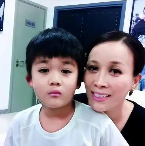 二人结婚后1年,那英为孟桐生下女儿.