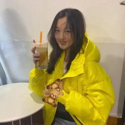 王菲携小女儿现身机场18岁李嫣模样变化好大气质越来越像妈妈