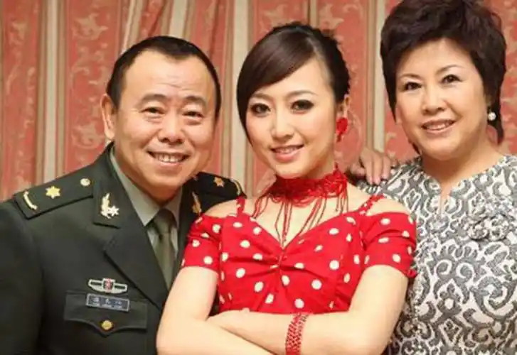 62岁潘长江与老婆近照曝光,没想到这么美,还比他长得高_杨云_地方