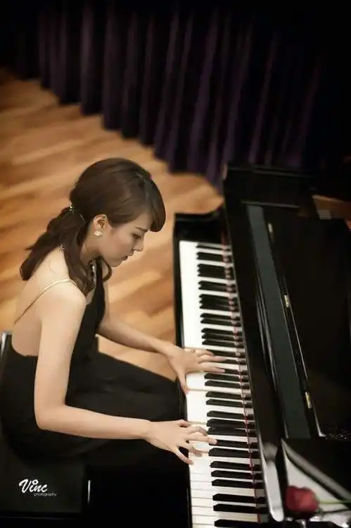 弹钢琴的美女充满了魅力!