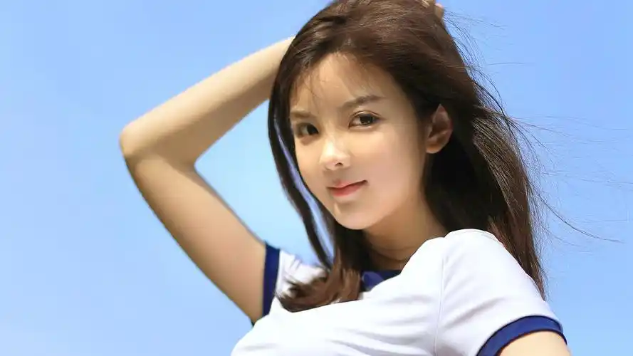 紧身衣阳光美女高清桌面壁纸