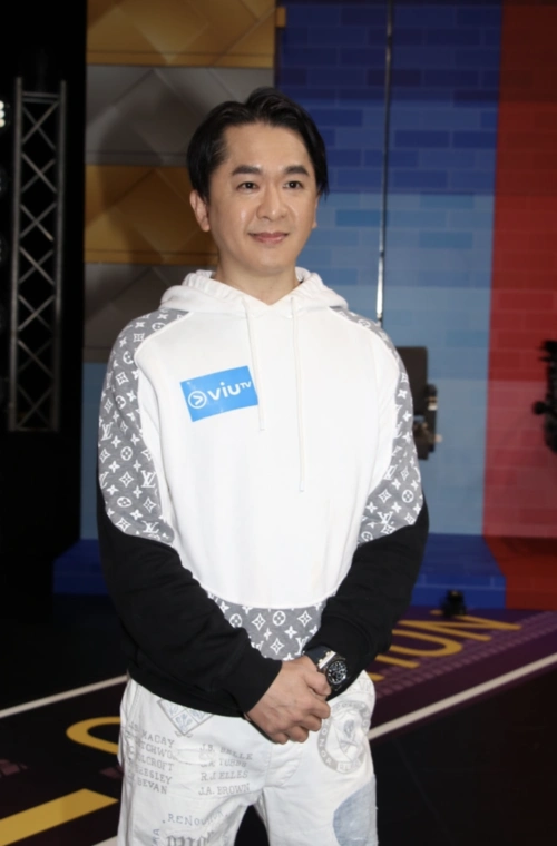 邓兆尊拖新欢母女逛街享受伪亲子游年开销60万照顾新欢全家