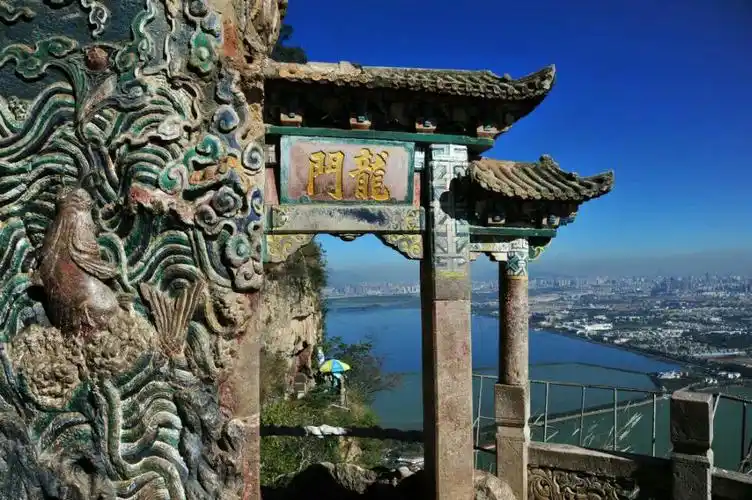 昆明西山龙门下的滇池