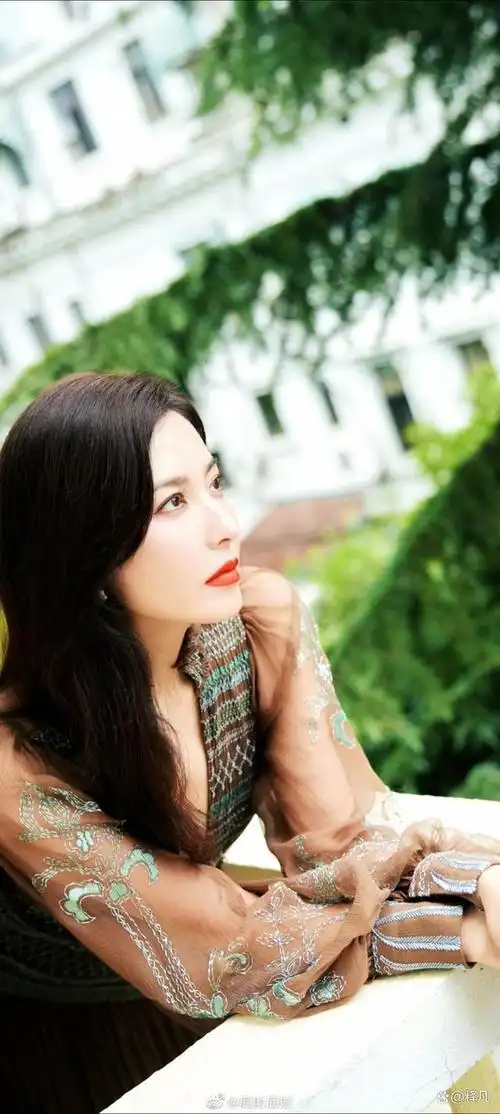 曾黎身穿棕裙大秀事业线!国色天香魔鬼身材性感撩人