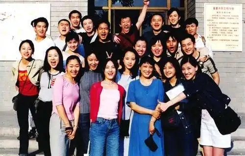 这个班不仅出了赵薇[微博],陈坤[微博],黄晓明[微博]等知名演员成了