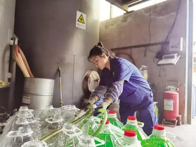 赵艳霞今年刚到化工厂工作