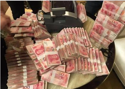 王三儿把箱子搬到茶几上,拉开拉索,六十万现金整整齐齐摞在箱子里