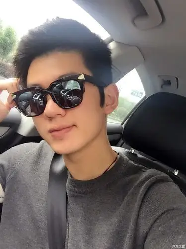 纠结了很久,最后还是选择了黑色,感觉大气一点,我是一名93年的小伙子