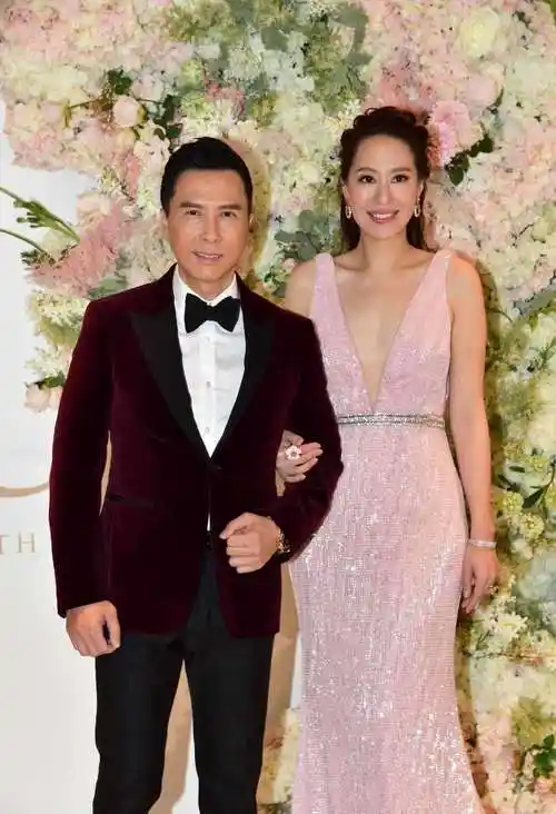 汪诗诗甄子丹夫妻合体亮相穿深v领粉色连衣裙气质媲美超模