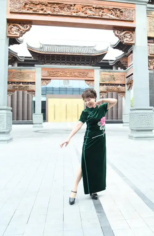 《中国红衣旗秀》徐姐旗袍秀形体艺术培训中心