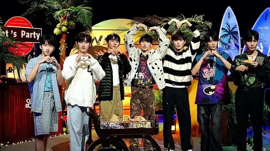 七个小朋友比心的照片