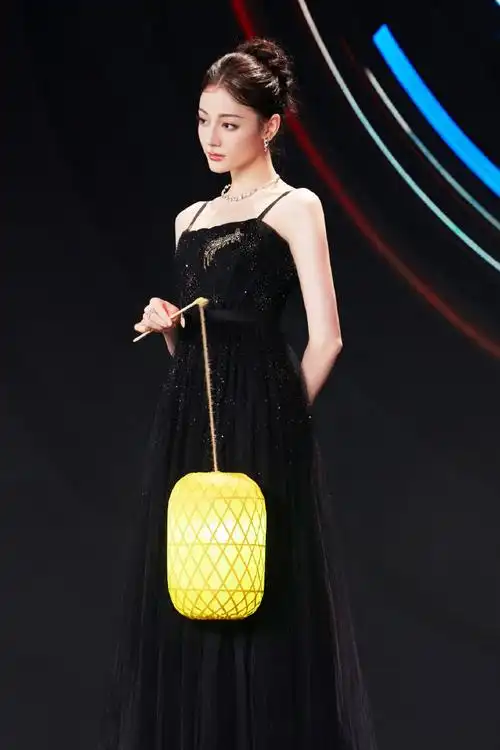 迪丽热巴 黑色礼服 气场全开