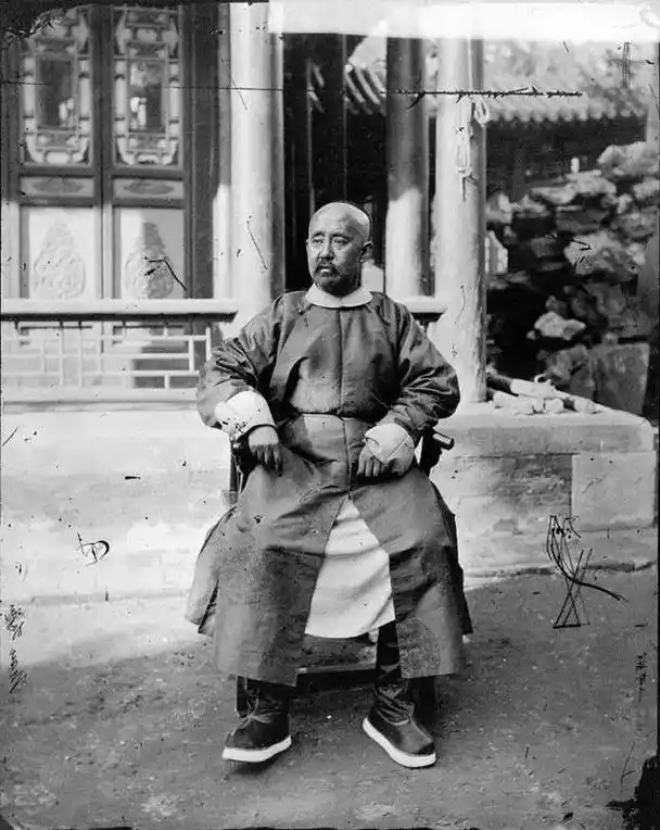 清朝最后一个强盛的时期,官员们脸上还留有一些自信