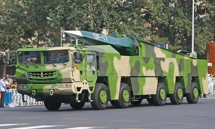 作为火箭军的看家武器之一,东风-17是该系列导弹家族中的佼佼者,属于