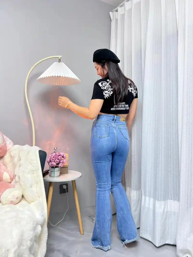 对镜拍 #肉肉女孩 #微胖女人 #紧身牛仔裤 - 抖音