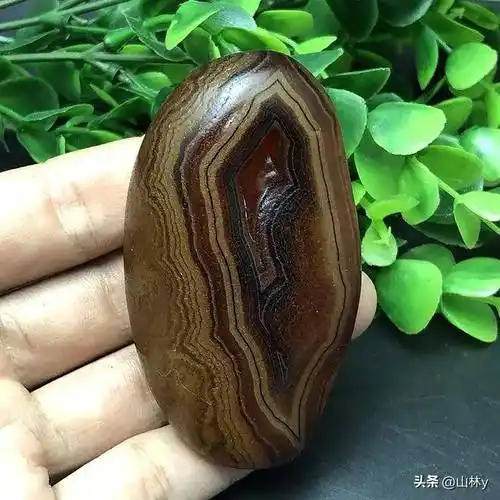 绚丽多姿,美轮美奂.这是玛瑙石中的精品玉髓玛瑙.