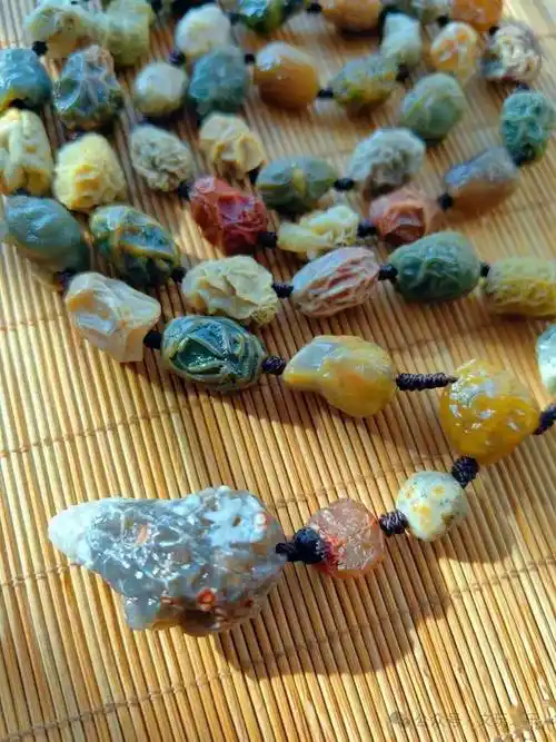 去阿拉善沙漠见到这种酷似经脉的石头一定收起来价格蛮贵的