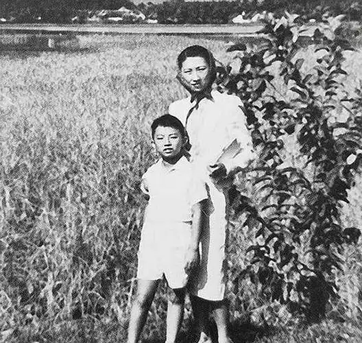 赵一荻亲自送儿子赴美