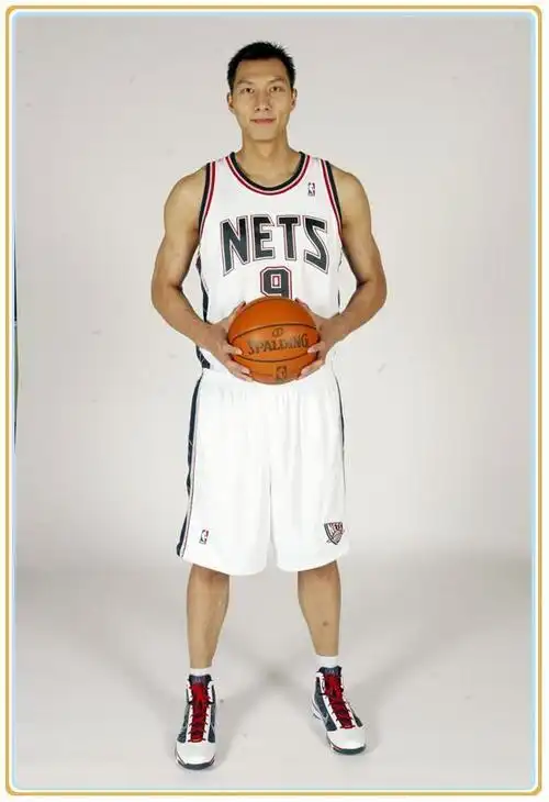 过长的衬衫如果是穿在一般身高的人身上大概就会像长款衬衫一样,但是