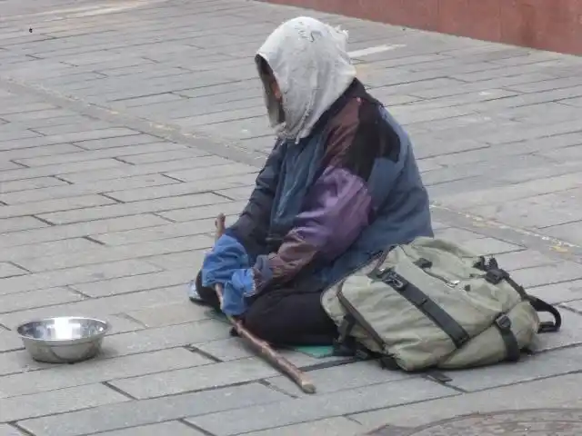 繁华都市的乞讨者扫描