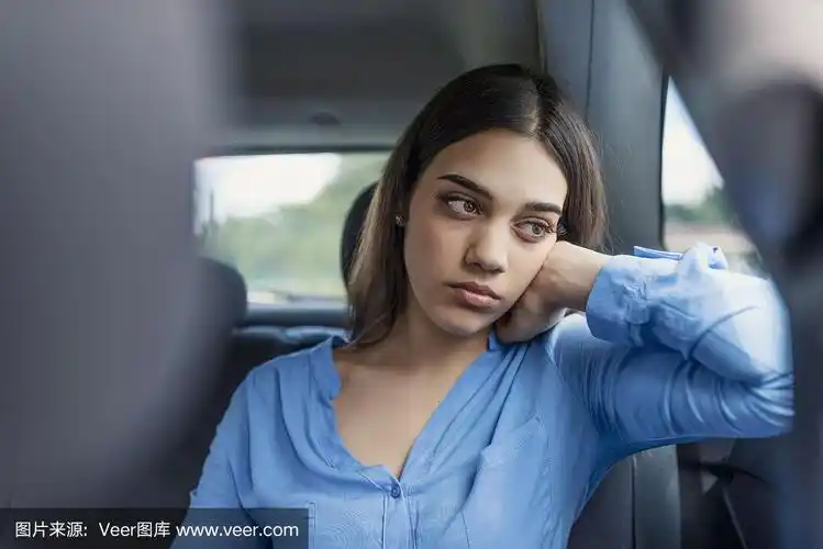 悲伤的女人透过车窗往下看