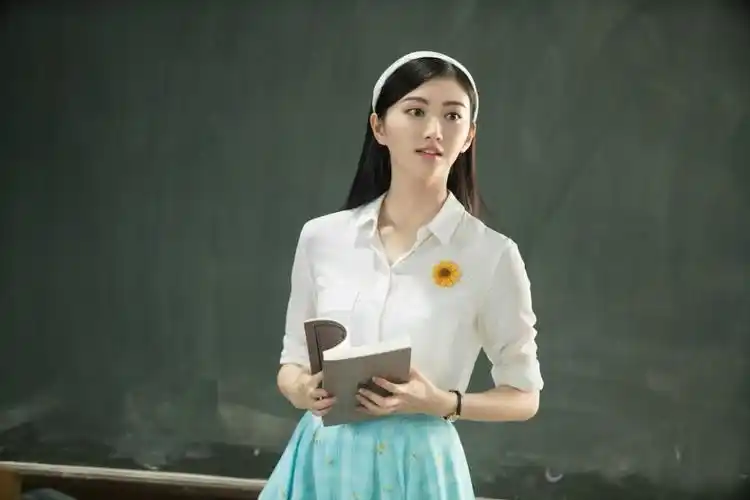 景甜在电影《青禾男高》饰演的柳禾,清新甜美女教师