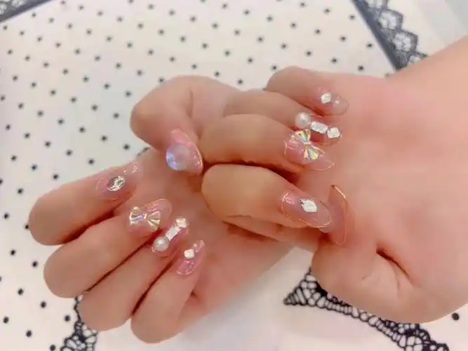 好久没发美甲照片了～今天又是老板娘亲自操刀设计制作的漂亮指甲