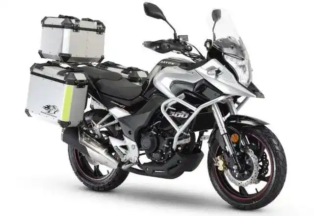 大运300xf在我们的印象里,作为国产老牌摩托车厂商的大运摩托似乎已经