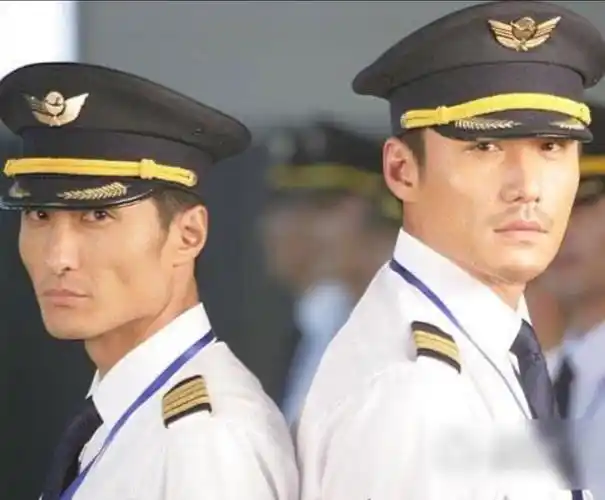 明明是亲兄弟姐妹,反差极大,却是一个爆红一个落魄,都怪颜值?